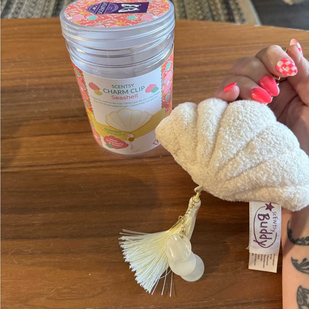 Scentsy Seashell Charm Clip - Soft Cream